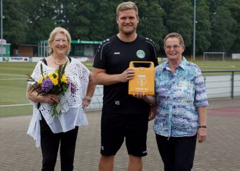 Freude bei den Massener Fußballern über eine Defibrillator-Spende