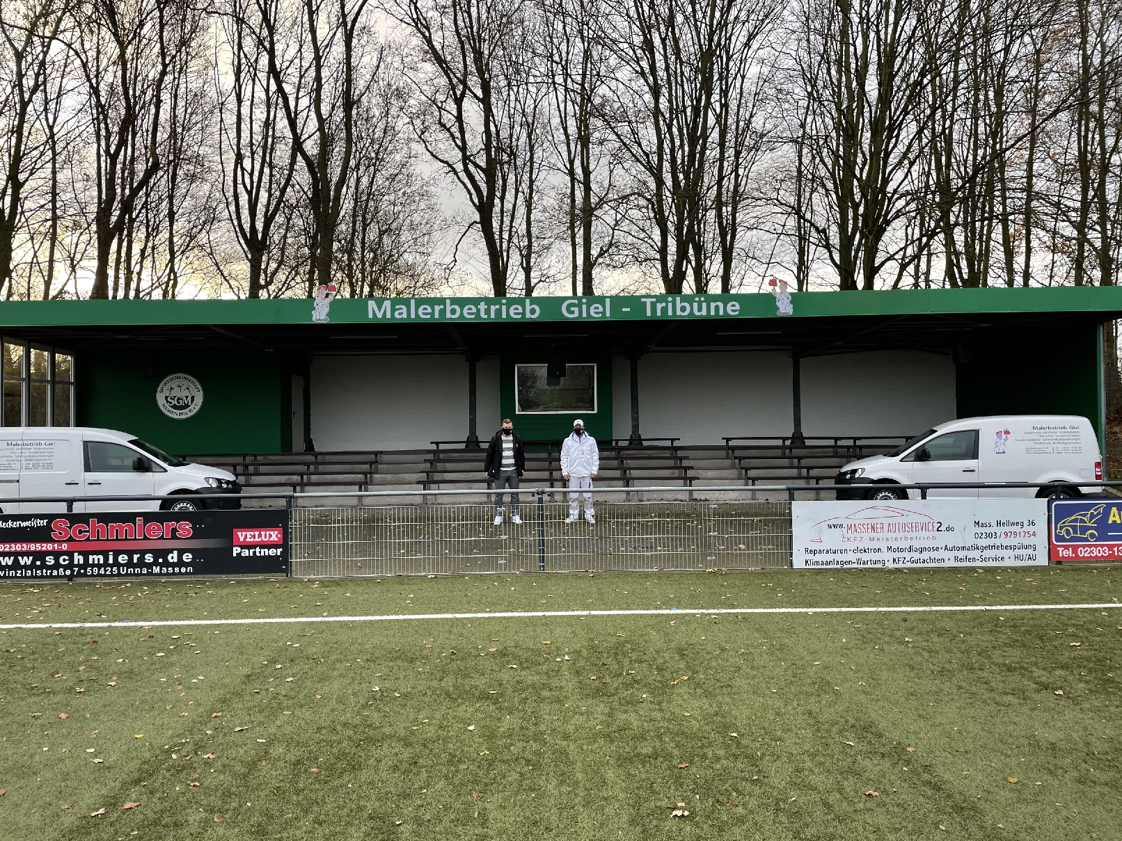 Schmuckstück an der Sonnenschule – Ab sofort „Malerbetrieb Giel-Tribüne“